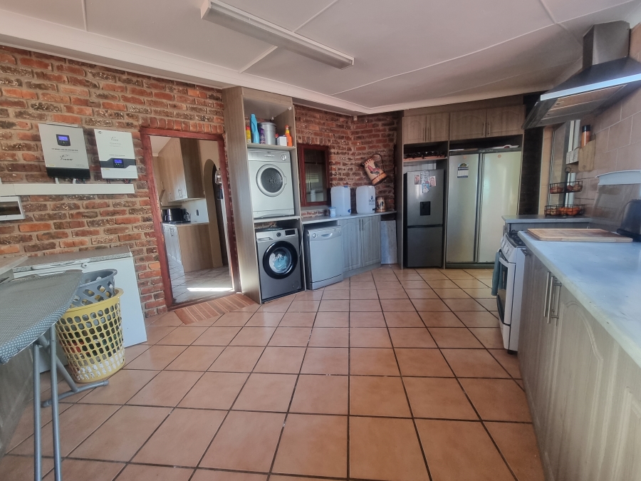 6 Bedroom Property for Sale in Heiderand Western Cape